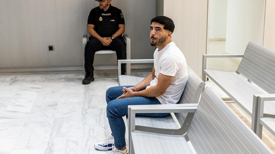 El acusado de difundir mensajes yihadistas desde Blanca acepta tres años de prisión