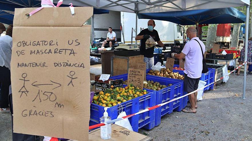 El mercat setmanal de la Devesa va viure ahir la primera jornada de restriccions.