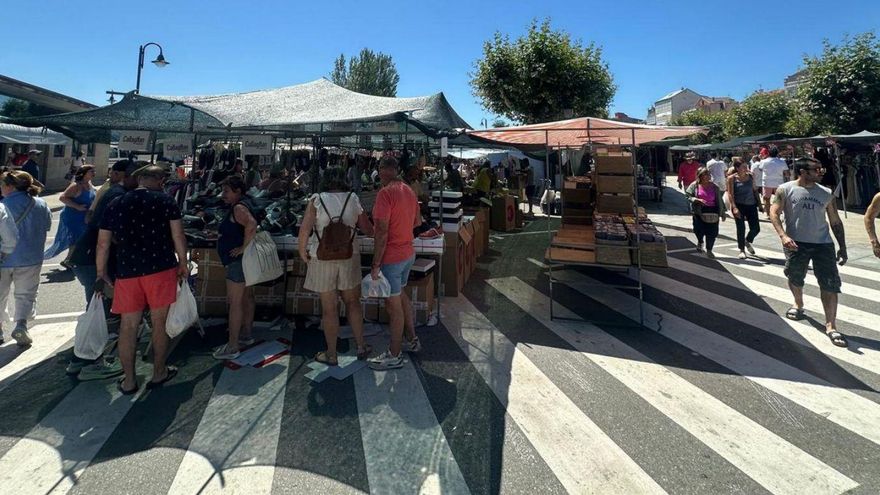 Ambiente de mercadillo extraordinario en Cangas. | G.N.