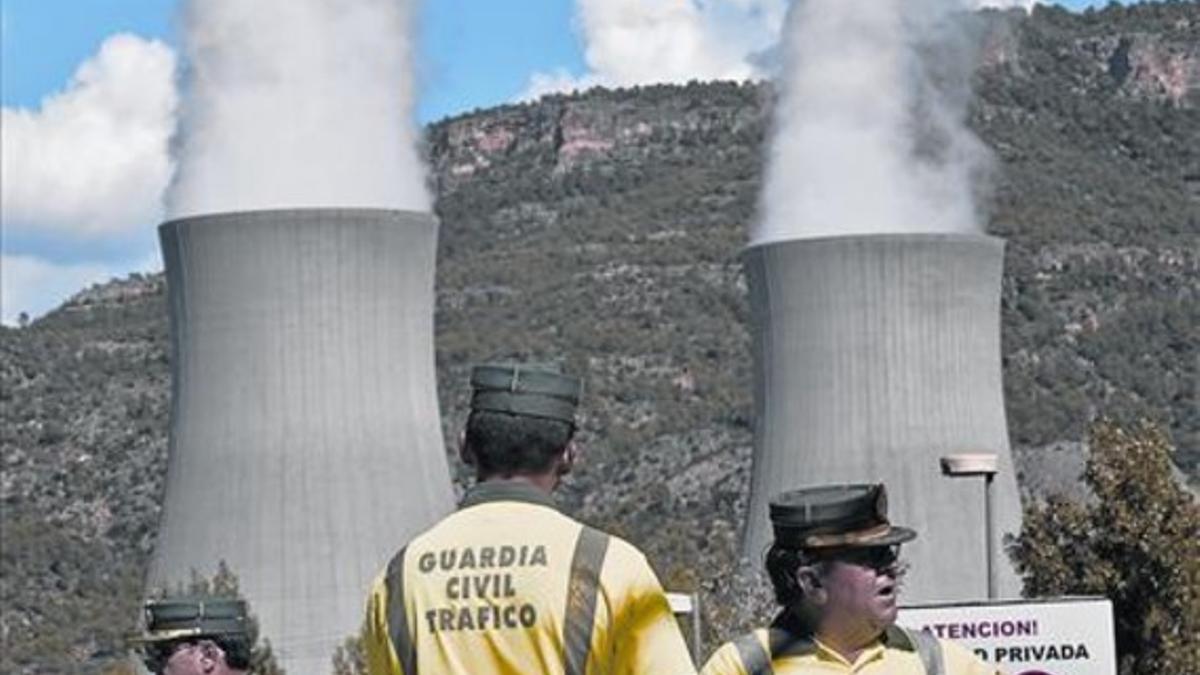 Agentes de la Guardia Civil vigilan el acceso a la central nuclear de Cofrentes (Valencia).