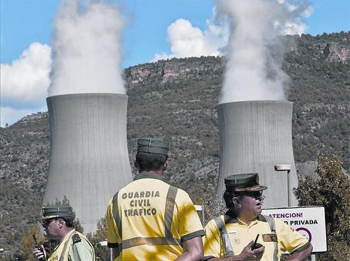 Agentes de la Guardia Civil vigilan el acceso a la central nuclear de Cofrentes (Valencia).