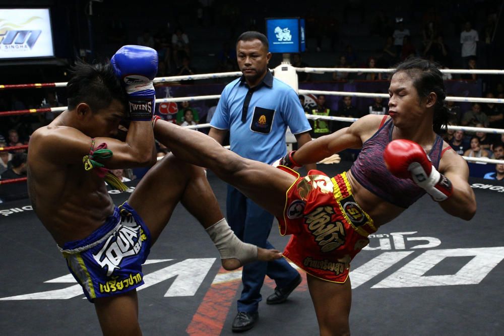 Combate de Muay Thai con la boxeadora transgénero Nong Rose Baan Charoensuk, de 21 años.