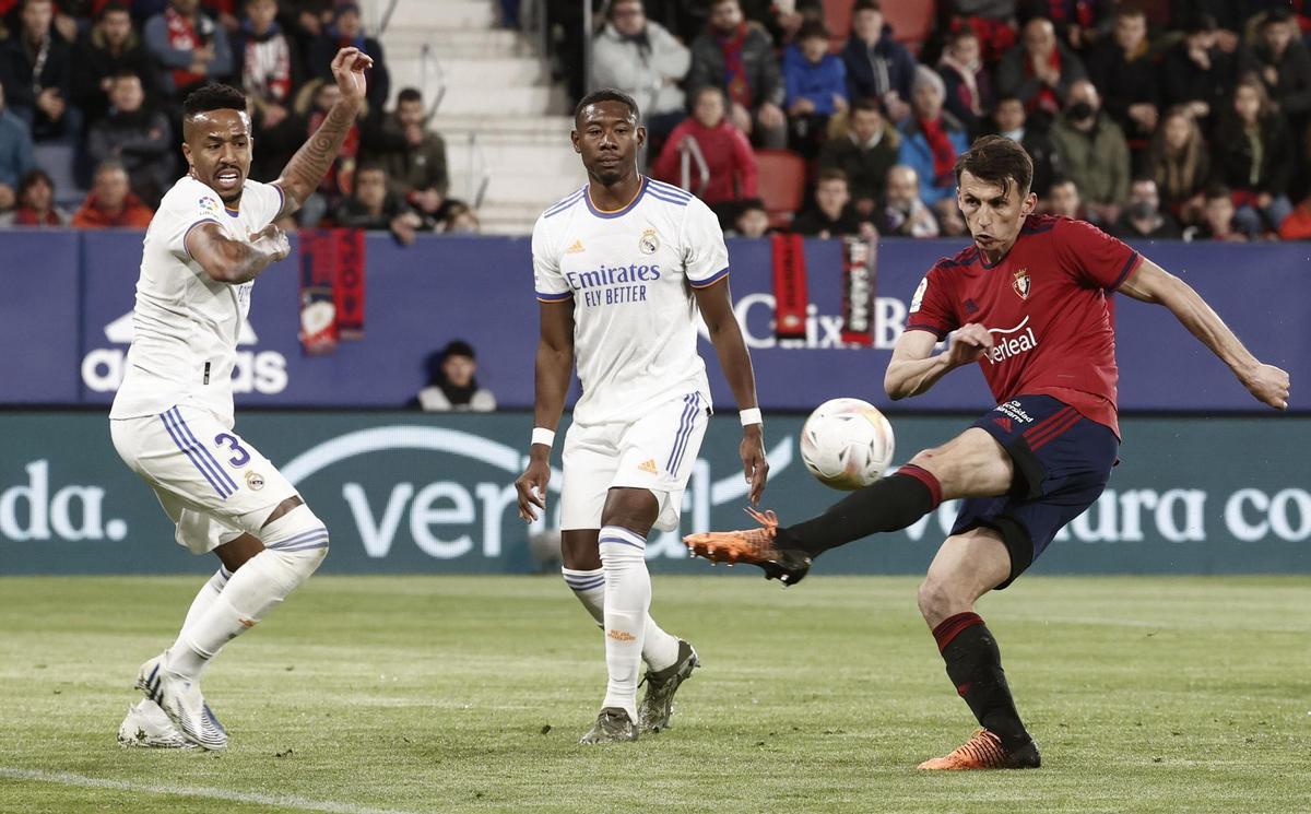 PAMPLONA, 20/04/2022.- El delantero croata de Osasuna, Ante Budimir (d), se dispone a golpear el balón ante el defensa brasileño del Real Madrid, Eder Gabriel Militao, durante el encuentro correspondiente a la jornada 33 de primera división que disputan hoy miércoles en el estadio del Sadar, en Pamplona. EFE / Jesús Diges.