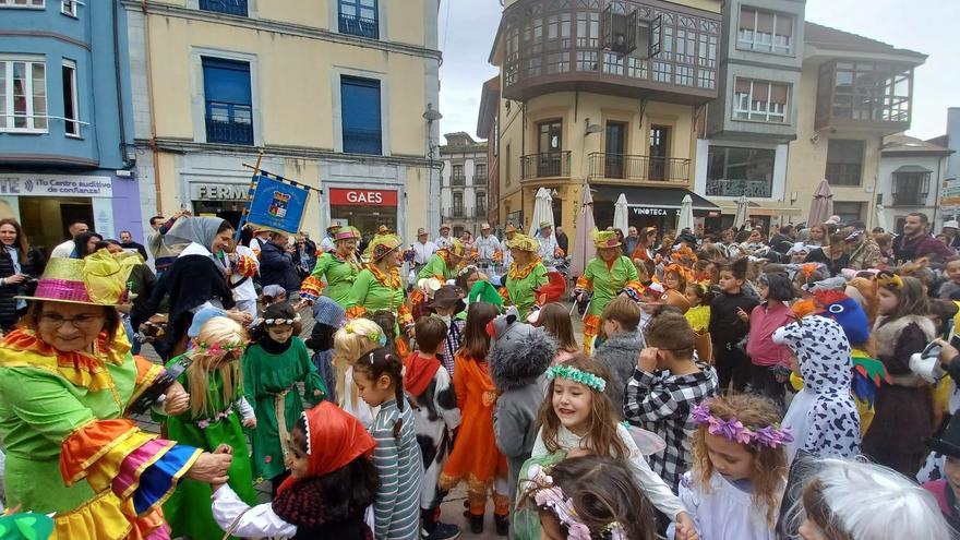 Fiesta grande en Grado, con 400 escolares del Virgen del Fresno a ritmo de charanga