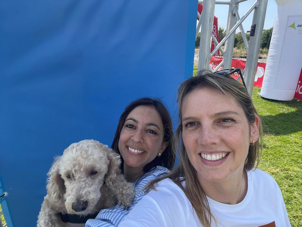 Parte del equipo Musky con sus mascotas en la Can We Run Barcelona.