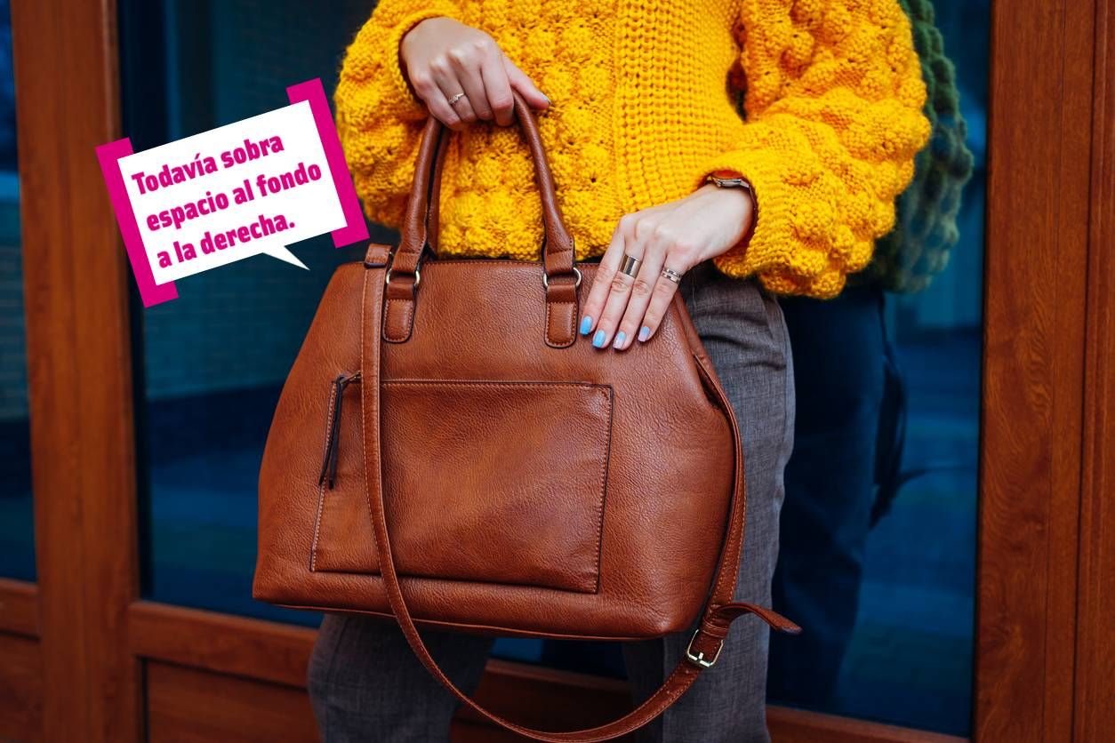 Mujer con bolso tipo 'shopper'