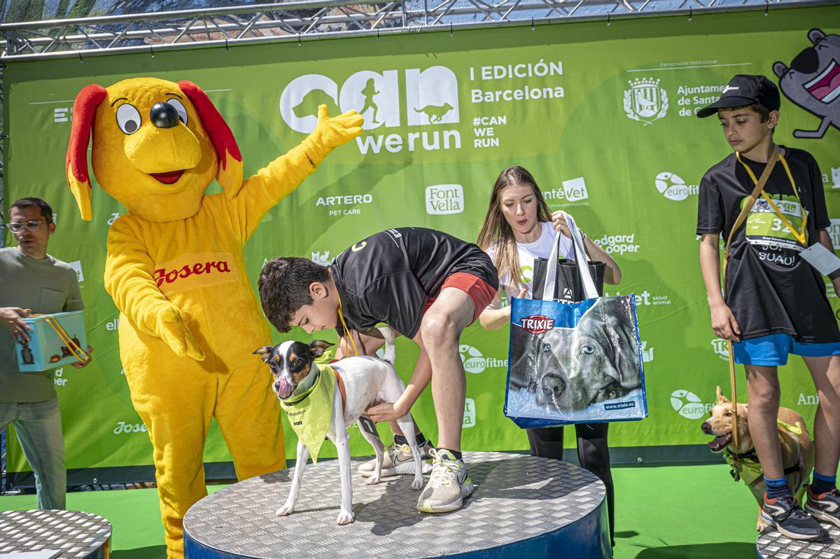 CAN WE RUN BARCELONA. La carrera organizada por Prensa Ibérica y El Periódico de Catalunya con la colaboración de Sport ,  donde las personas y sus mascotas perrunas corren en familia