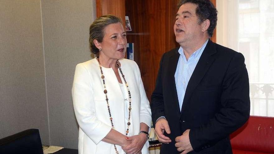 Teresa Pedrosa y Miguel Fernández Lores, en su encuentro de ayer en Pontevedra.  // Rafa Vázquez