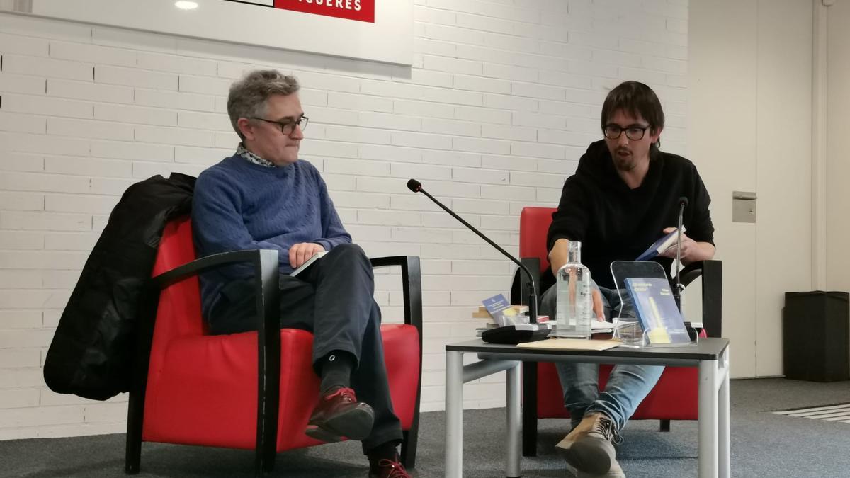 Joan Manuel Soldevilla i el traductor David Guixeras van presentar el llibre 'Els Misteris d'Itàlia' de Dino Buzzati, a la biblioteca de Figueres