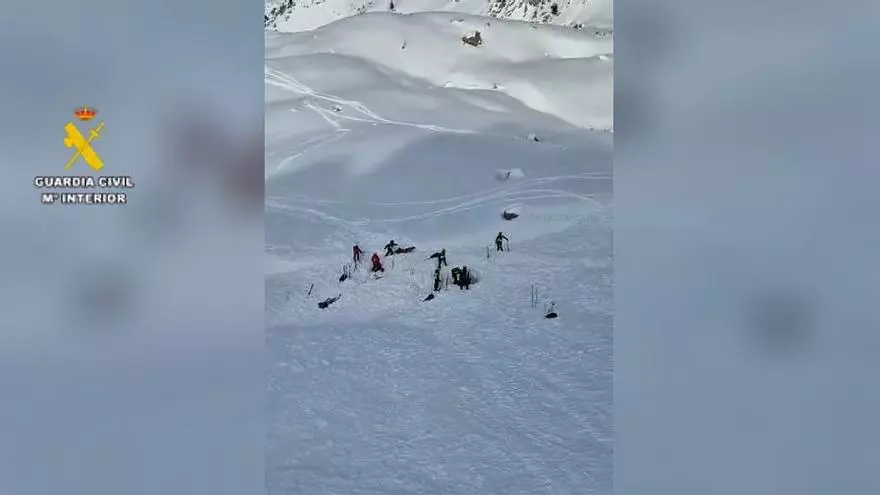 Vídeo | Dispositivo de búsqueda y rescate de la Guardia Civil tras el alud en el pico Tablato, en las inmediaciones del balneario de Panticosa