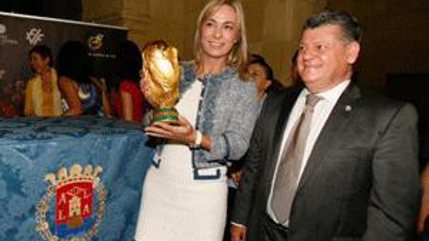 Valentín Botella y Sonia Castedo con la Copa del Mundo