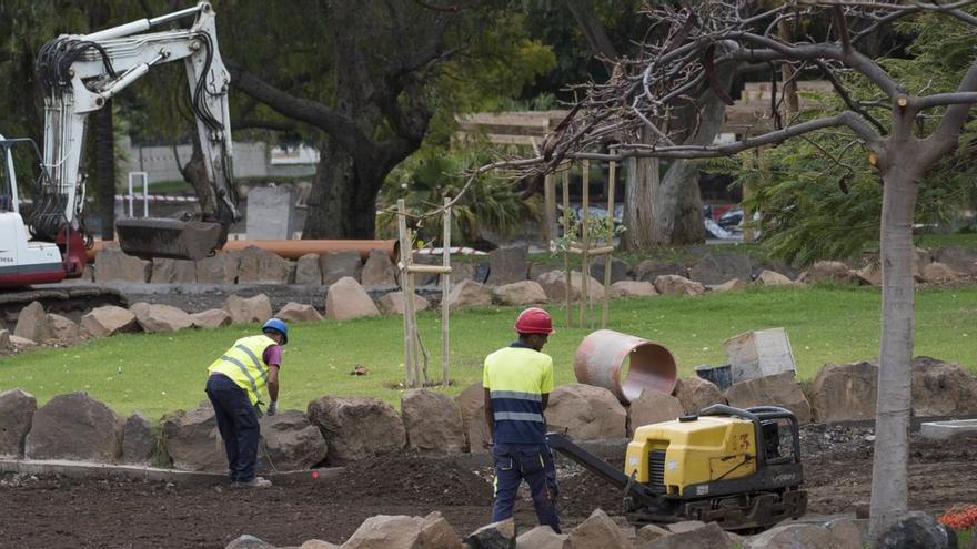 Una pareja de operarios trabaja en unas obras de reforma.