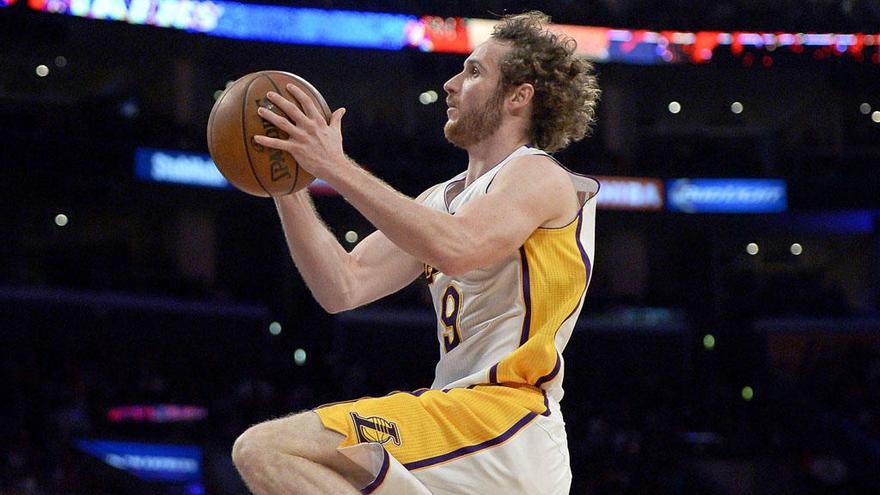 Marcelinho Huertas lanza a canasta con los Lakers.