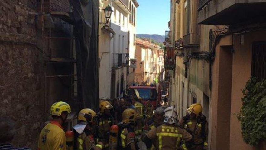 Els bombers, ahir al matí davant l&#039;habitatge afectat d&#039;Artés