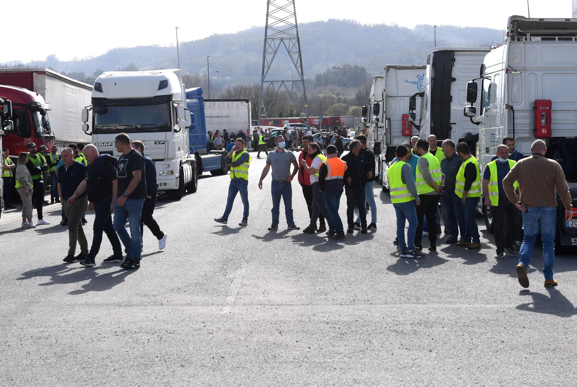 Una caravana de 200 vehículos protesta en A Coruña en el octavo día de huelga