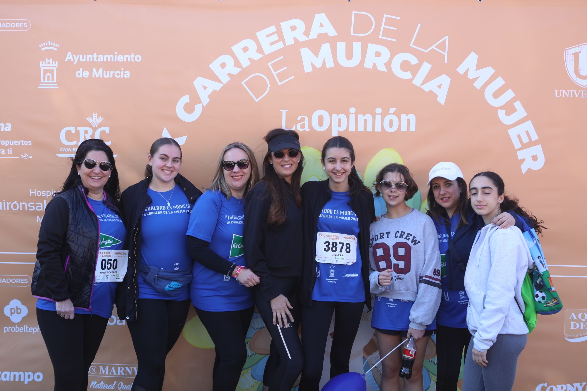 Las participantes posan en el photocall tras finalizar la Carrera de la mujer de Murcia