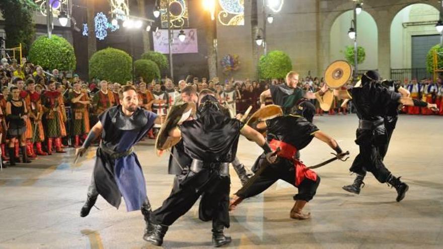 Uno de los momentos de la Embajada al Ra&#039;is ayer en la Plaza de la Constitución de Crevillent en la que se libró una batalla entre bandos.