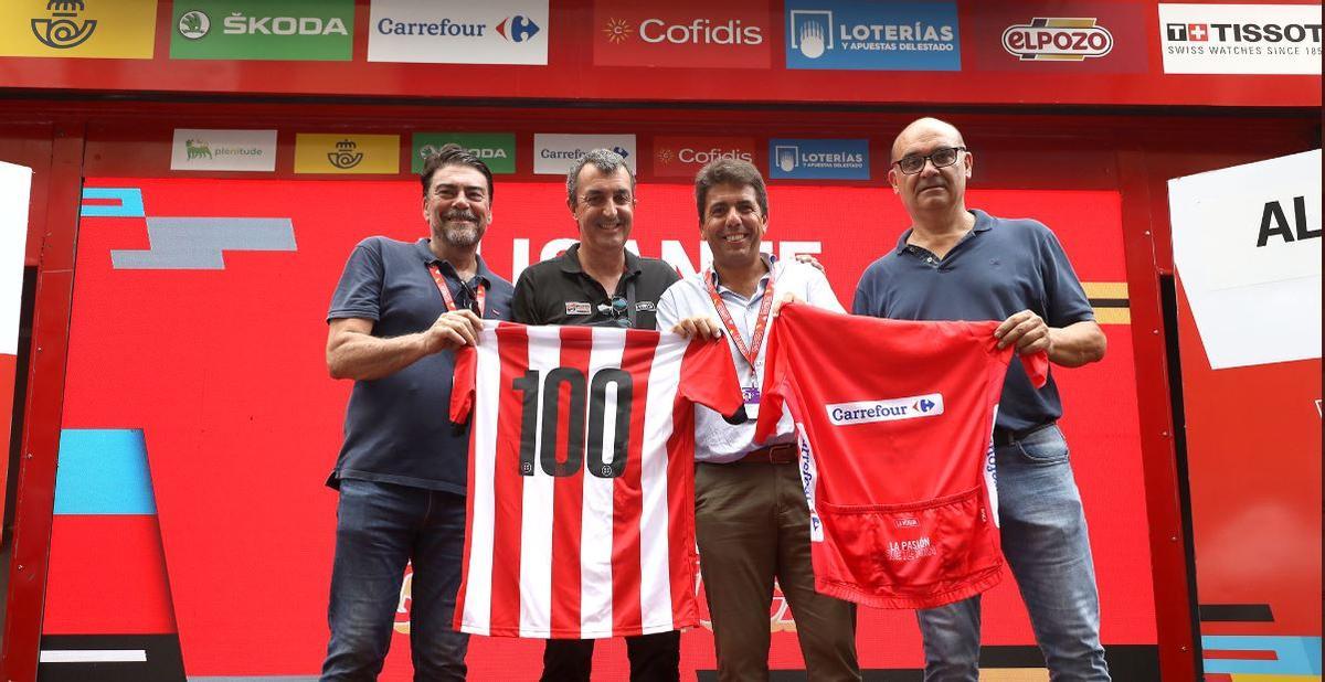 Barcala, junto al director de la Vuelta y al presidente de la Diputación, en el podio de la meta. A la derecha, el presidente de la comisión del centenario del Hércules.