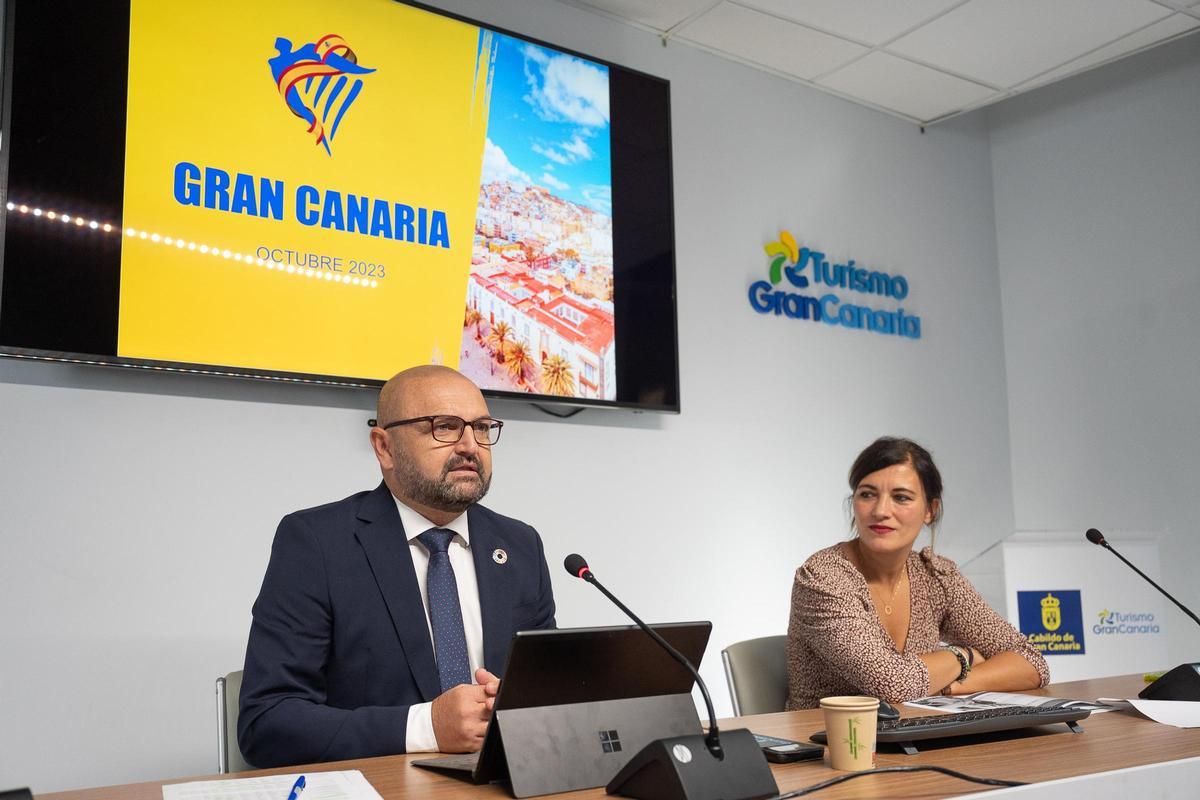 Carlos Álamo y Elena Cabrera durante la presentación del programa de invierno de Ryanair.