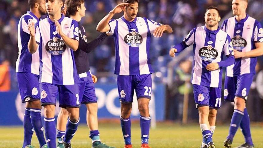 Los jugadores del Deportivo agradecen al público de Riazor su apoyo tras la victoria ante Osasuna.