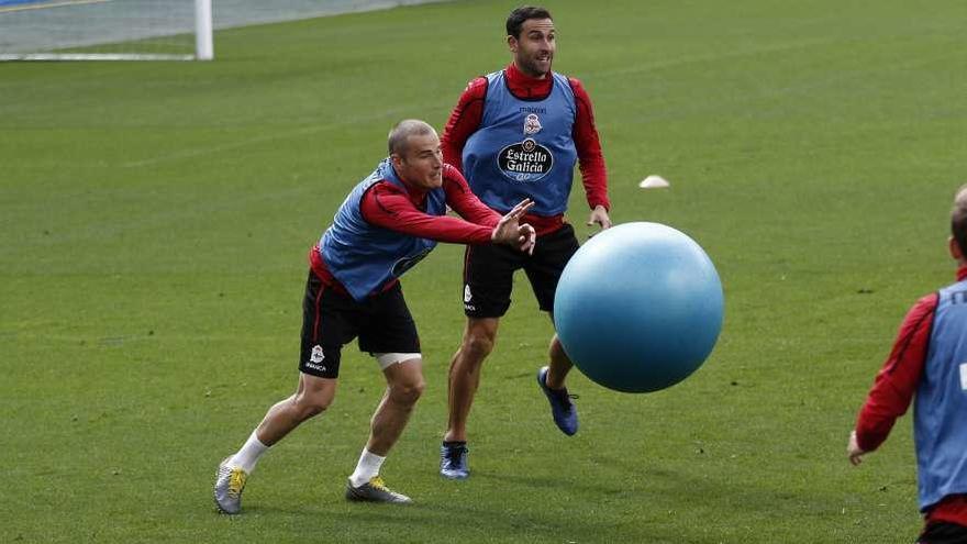 Íñigo López, junto a Bergantiños, en un entrenamiento del Deportivo. // Casteleiro/Roler Agencia