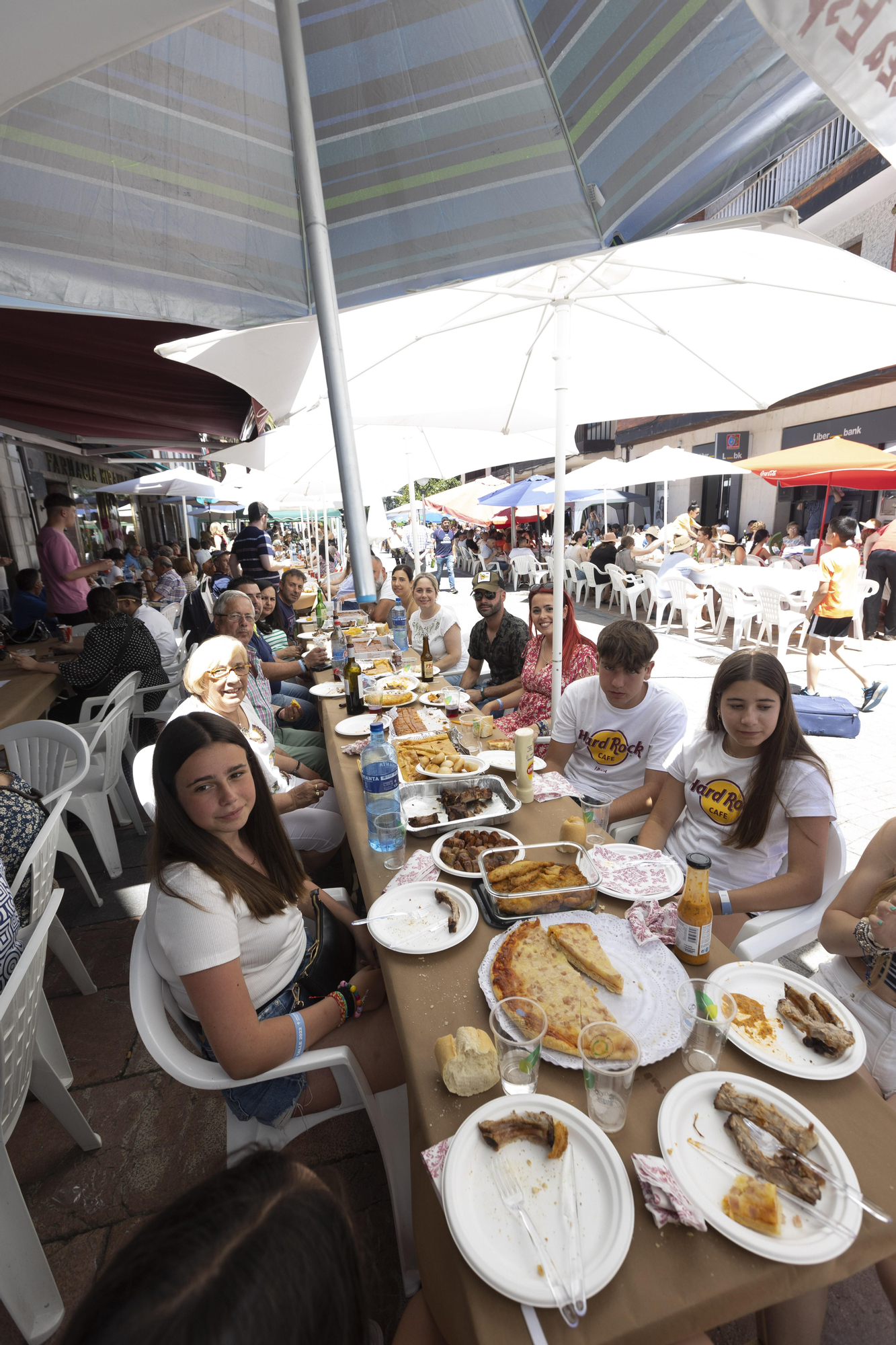 En imágenes: así fue la comida en la calle de Grao