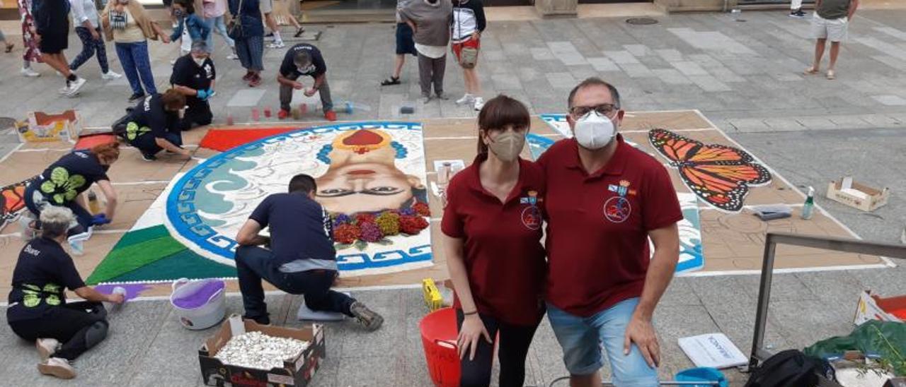 Integrantes del colectivo estradense estuvieron ayer en Vigo colaborando en una alfombra. |