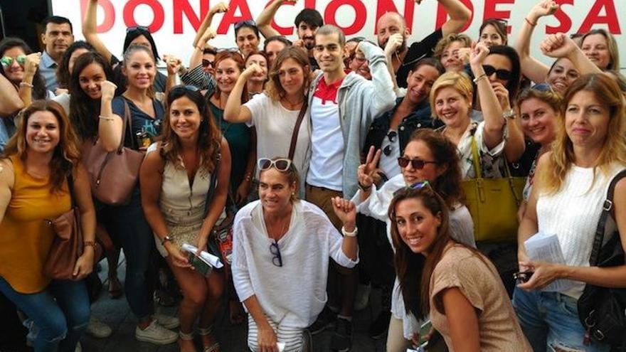 Pablo Ráez, este martes en la clínica marbellí, con muchos de los donantes.