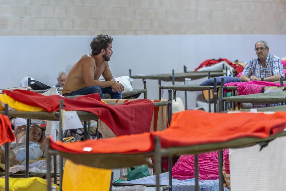 Dos refugiados en el polideportivo de Villamanta.