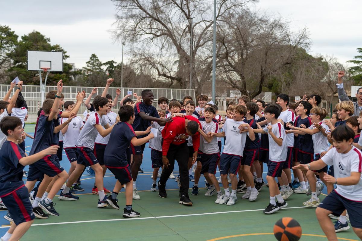 L’activitat amb Needham i Pep Busquets va aplegar uns 60 alumnes del Bell-lloc.