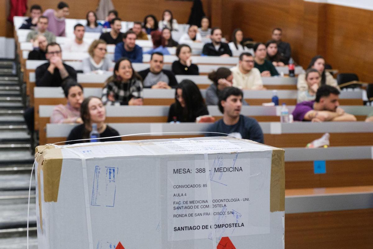 El examen MIR en la Facultad de Medicina en Santiago de Compostela, en una imagen de archivo.