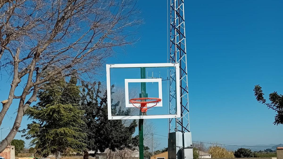 Canals instala una nueva pista polideportiva