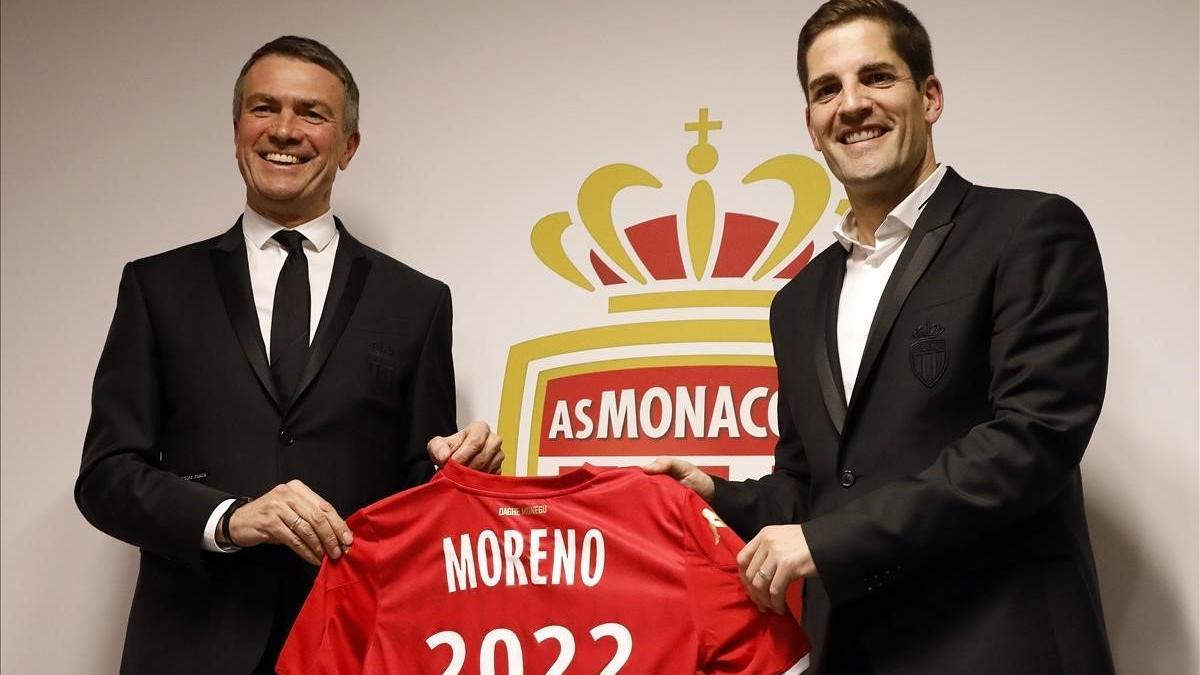 Robert Moreno posa con la camiseta del Monaco junto al vicepresidente del club Olev Petrov
