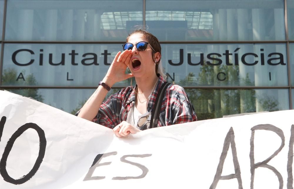 Concentración ante los juzgados de València en rechazo a la sentencia de La Manada