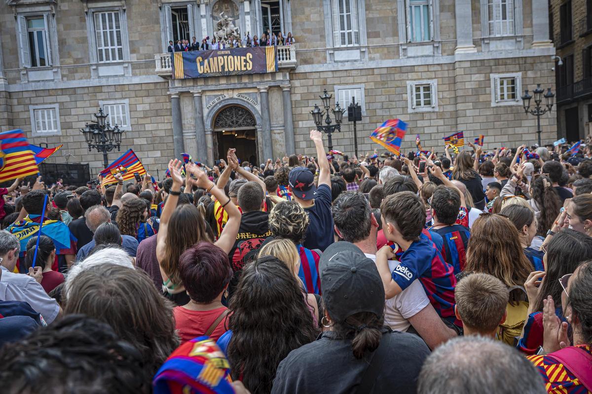 El Barça femenino celebra su Champions en la plaça Sant Jaume