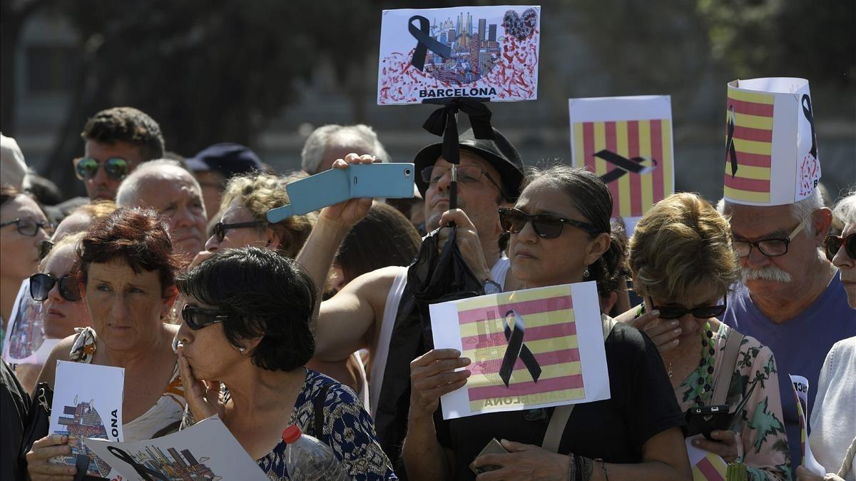 zentauroepp39726701 people small flags of catalunya with a black ribbon as they 170818135703