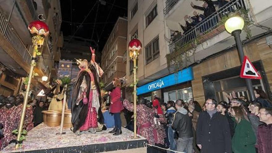 Los Reyes Magos cubrieron el recorrido a bordo de vistosas carrozas y tuvieron la oportunidad de abrazar a los niños que los esperaban ilusionados.