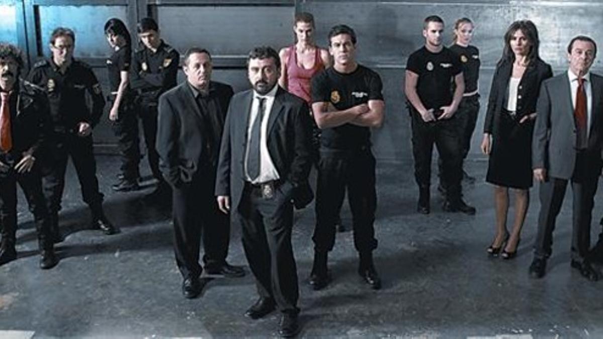Imagen promocional del renovado equipo de personajes que aparecen en la nueva etapa de la serie de A-3 TV 'Los hombres de Paco'.