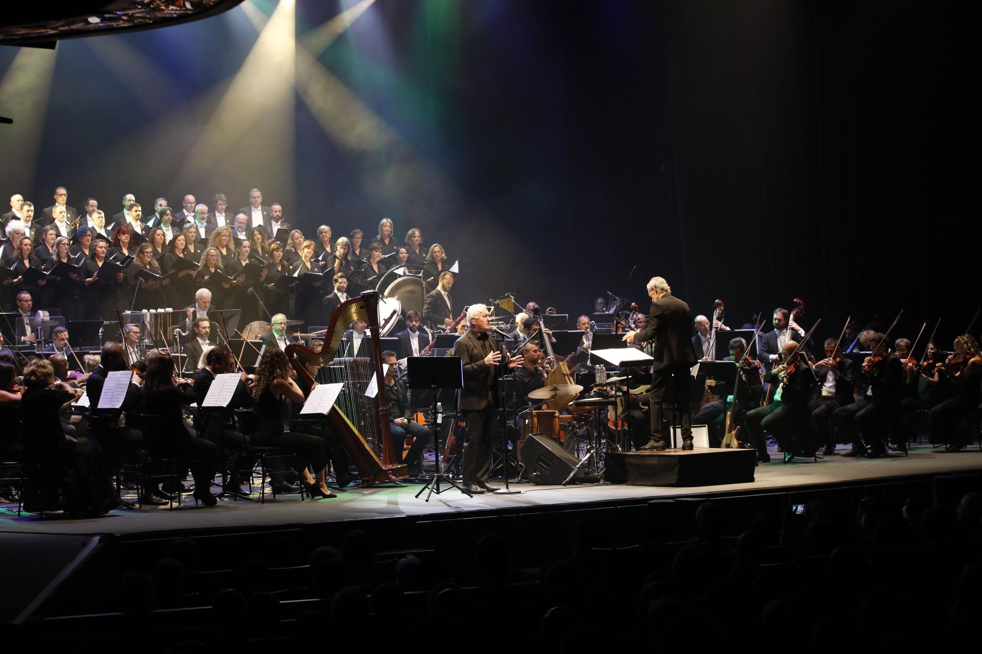 EN IMÁGENES: Así fue el tercer concierto de Víctor Manuel en la Laboral con la OSPA y el Coro de la Fundación Princesa de Asturias