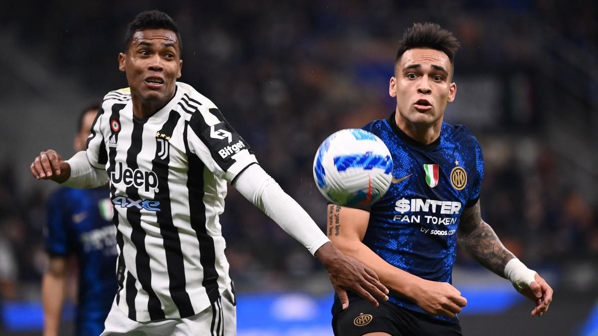 Alex Sandro y Lautaro Martínez pugnan por el balón durante un duelo entre Juve e Inter