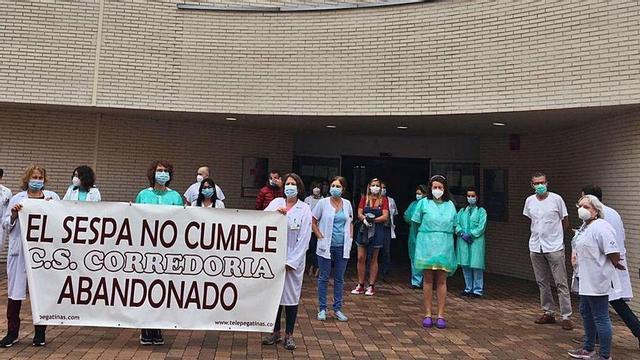 Parte de los trabajadores del centro de salud de La Corredoria, ayer, durante la protesta ante el ambulatorio.