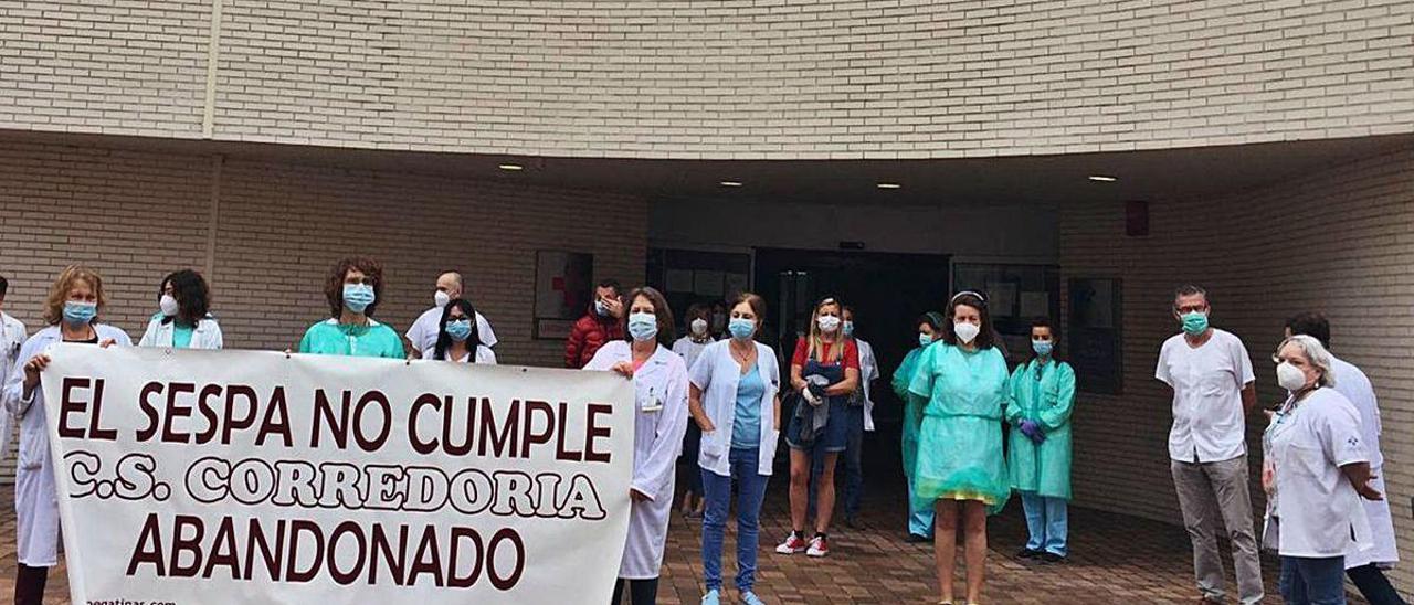 Parte de los trabajadores del centro de salud de La Corredoria, ayer, durante la protesta ante el ambulatorio.