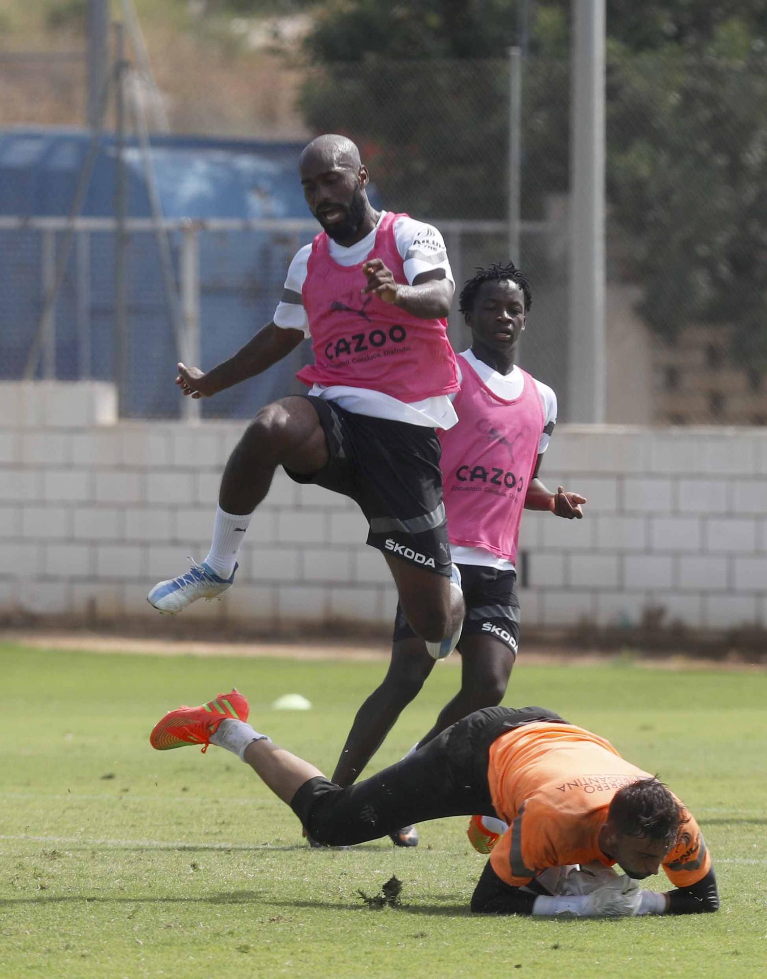 Entrenamiento del Valencia con Herrerín