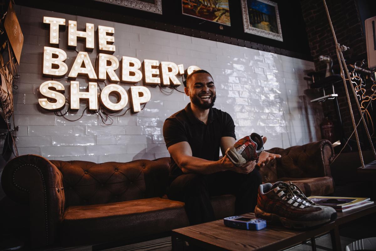 Yohan Rosario, barbero dominicano que revende zapatillas