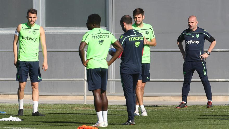 Paco López observa a sius jugadires durante el entrenamiento.