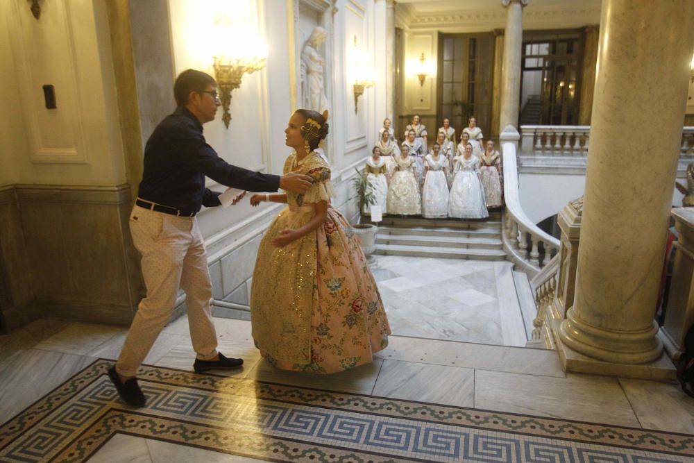 Las cortes de honor ensayan la proclamación de las falleras mayores