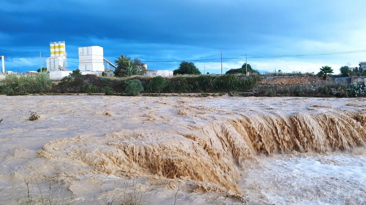 La rambla Cervera también baja muy crecida y en ella se han producido varios incidentes.