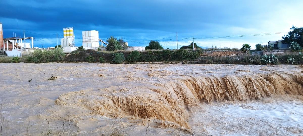 La rambla Cervera también baja muy crecida y en ella se han producido varios incidentes.