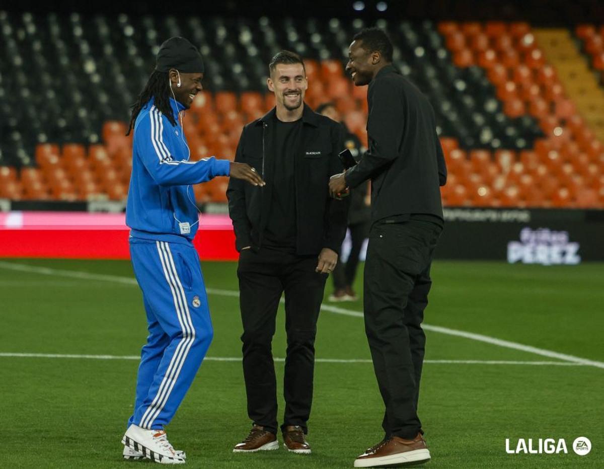 Camavinga saluda a Sadiq antes de empezar el partido ante la mirada sonriente de Santamaría