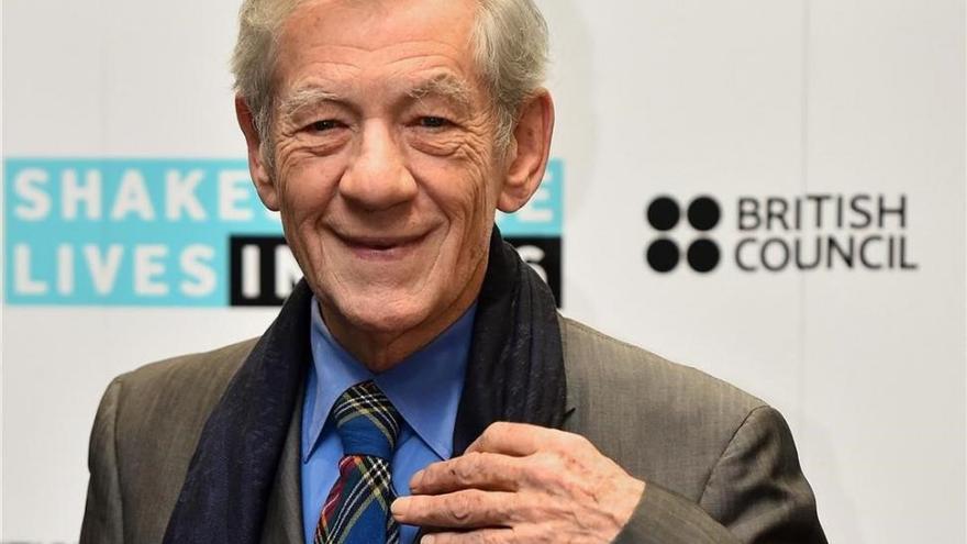 Ian McKellen devuelve 1,2 millones a la editorial tras renunciar a escribir su autobiografía